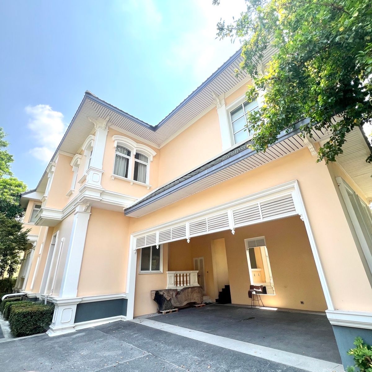 ขายบ้านเกษตร นวมินทร์ ลาดปลาเค้า : บ้านเดี่ยวหรูหลังใหญ่ในหมู่บ้านเดอะ รอยัล เรสซิเดนซ์ ทำเลเกษตร–นวมินทร์ ติดวิลล่า มาร์เก็ต