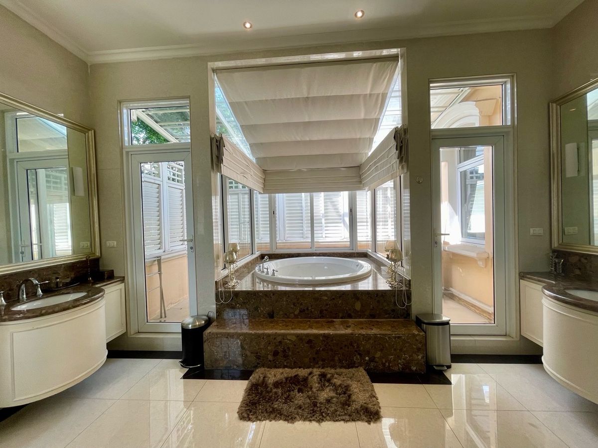 ขายบ้านเกษตร นวมินทร์ ลาดปลาเค้า : บ้านเดี่ยวหรูหลังใหญ่ในหมู่บ้านเดอะ รอยัล เรสซิเดนซ์ ทำเลเกษตร–นวมินทร์ ติดวิลล่า มาร์เก็ต