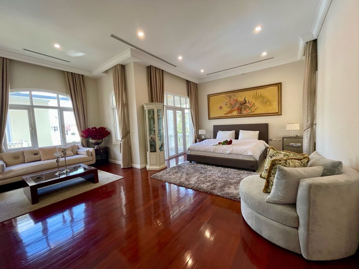 ขายบ้านเกษตร นวมินทร์ ลาดปลาเค้า : บ้านเดี่ยวหรูหลังใหญ่ในหมู่บ้านเดอะ รอยัล เรสซิเดนซ์ ทำเลเกษตร–นวมินทร์ ติดวิลล่า มาร์เก็ต