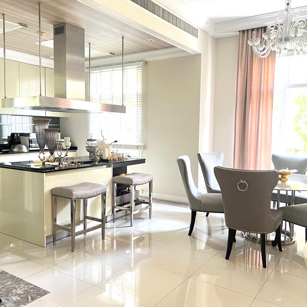 ขายบ้านเกษตร นวมินทร์ ลาดปลาเค้า : บ้านเดี่ยวหรูหลังใหญ่ในหมู่บ้านเดอะ รอยัล เรสซิเดนซ์ ทำเลเกษตร–นวมินทร์ ติดวิลล่า มาร์เก็ต