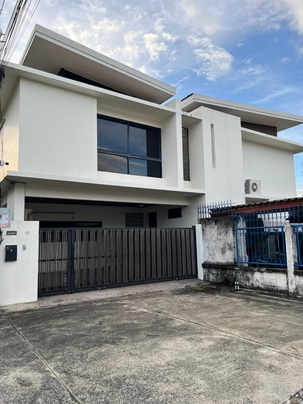 For SaleHouseKaset Nawamin,Ladplakao : For sale: 2-storey detached house, newly built, Senanikhom Village 1, Soi 23, modern style, 133 sq m, 4 bedrooms, 4 bathrooms, parking for 3 cars. sale 28.9 million (LG-039)