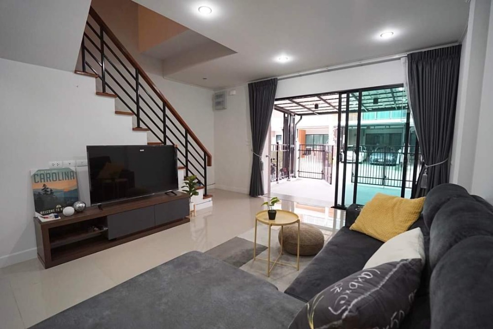 For RentHome OfficeLadprao101, Happy Land, The Mall Bang Kapi : Townhome for rent Supalai Essence Lat Phrao 107 near Vejthani Hospital, Lat Phrao Hospital, near RBAC University, ABAC, RAIS International School, fully furnished, ready to move in