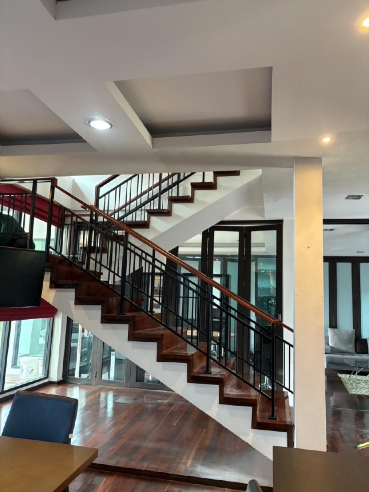 For RentHouseVipawadee, Don Mueang, Lak Si : Urgent rent! Ban Soi Soran Kom 17, size 199 square meters, 60,000 baht/month, can get a marketing agent. Near Harrow International School
