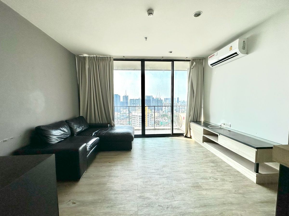 For SaleCondoLadprao, Central Ladprao : For sale: The Issara Ladprao 1 Bed Type, special with a very large balcony, size 104 sq m. Big balcony
