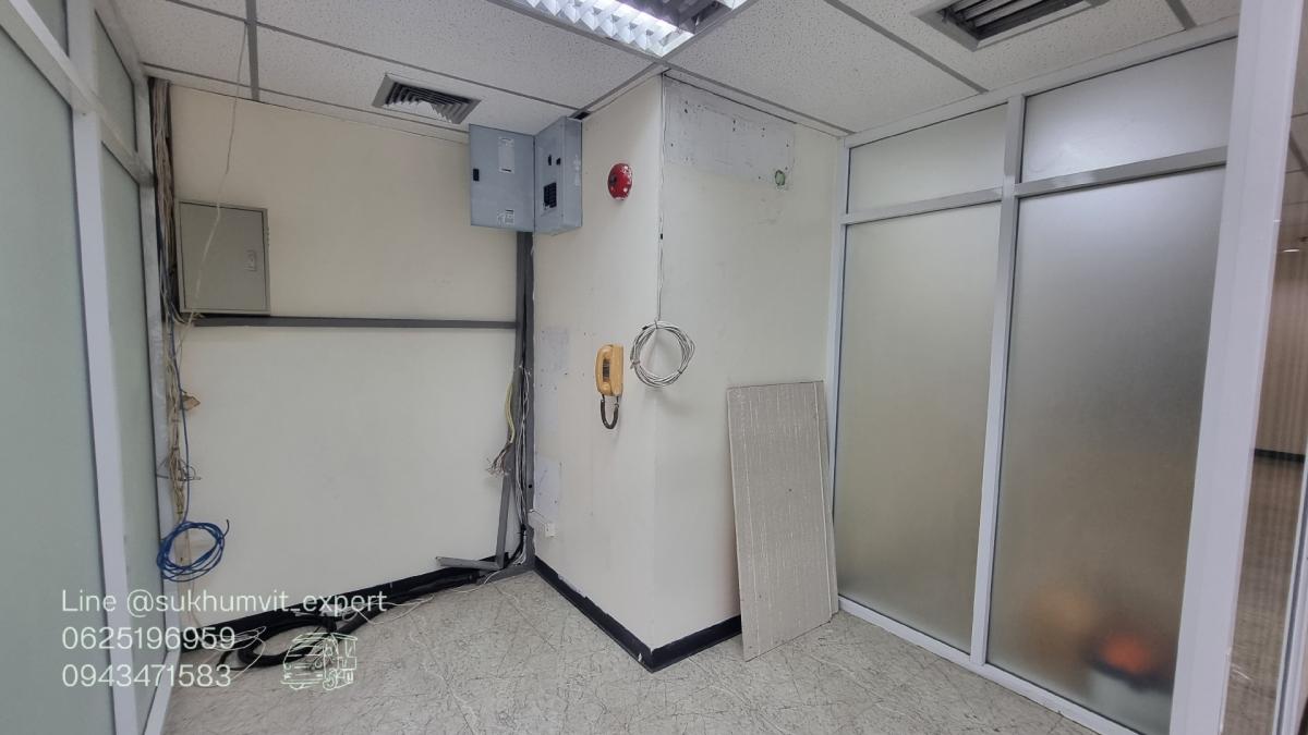 For RentOfficeSukhumvit, Asoke, Thonglor : Asoke office for rent, beautiful view, 261.31 square meters, rooms are already partitioned, 3 bathrooms, code k.film