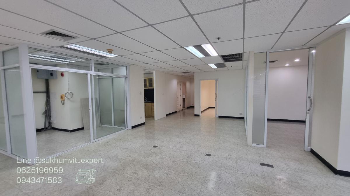 For RentOfficeSukhumvit, Asoke, Thonglor : Asoke office for rent, beautiful view, 261.31 square meters, rooms are already partitioned, 3 bathrooms, code k.film