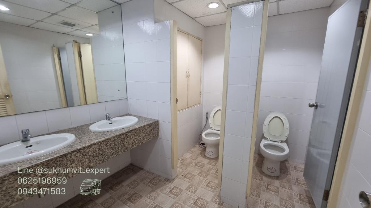 For RentOfficeSukhumvit, Asoke, Thonglor : Asoke office for rent, beautiful view, 261.31 square meters, rooms are already partitioned, 3 bathrooms, code k.film