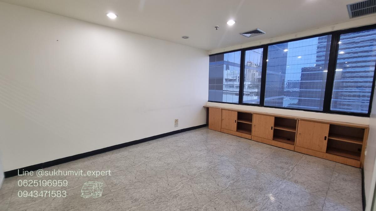For RentOfficeSukhumvit, Asoke, Thonglor : Asoke office for rent, beautiful view, 261.31 square meters, rooms are already partitioned, 3 bathrooms, code k.film
