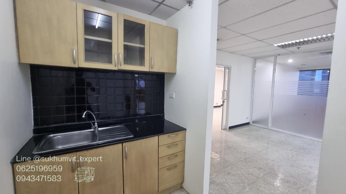 For RentOfficeSukhumvit, Asoke, Thonglor : Asoke office for rent, beautiful view, 261.31 square meters, rooms are already partitioned, 3 bathrooms, code k.film