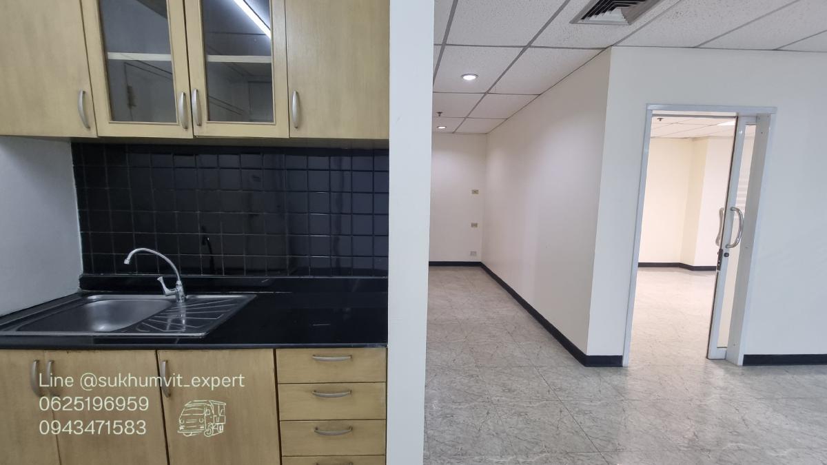 For RentOfficeSukhumvit, Asoke, Thonglor : Asoke office for rent, beautiful view, 261.31 square meters, rooms are already partitioned, 3 bathrooms, code k.film