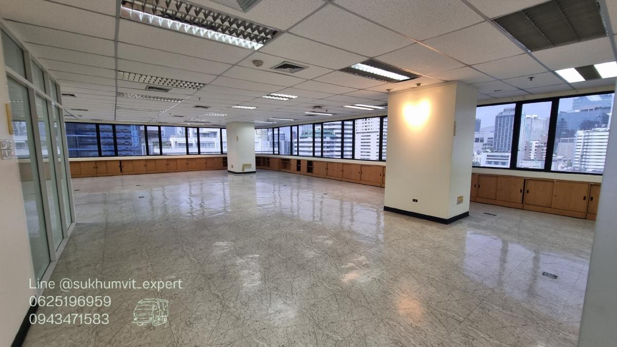 For RentOfficeSukhumvit, Asoke, Thonglor : Asoke office for rent, beautiful view, 261.31 square meters, rooms are already partitioned, 3 bathrooms, code k.film