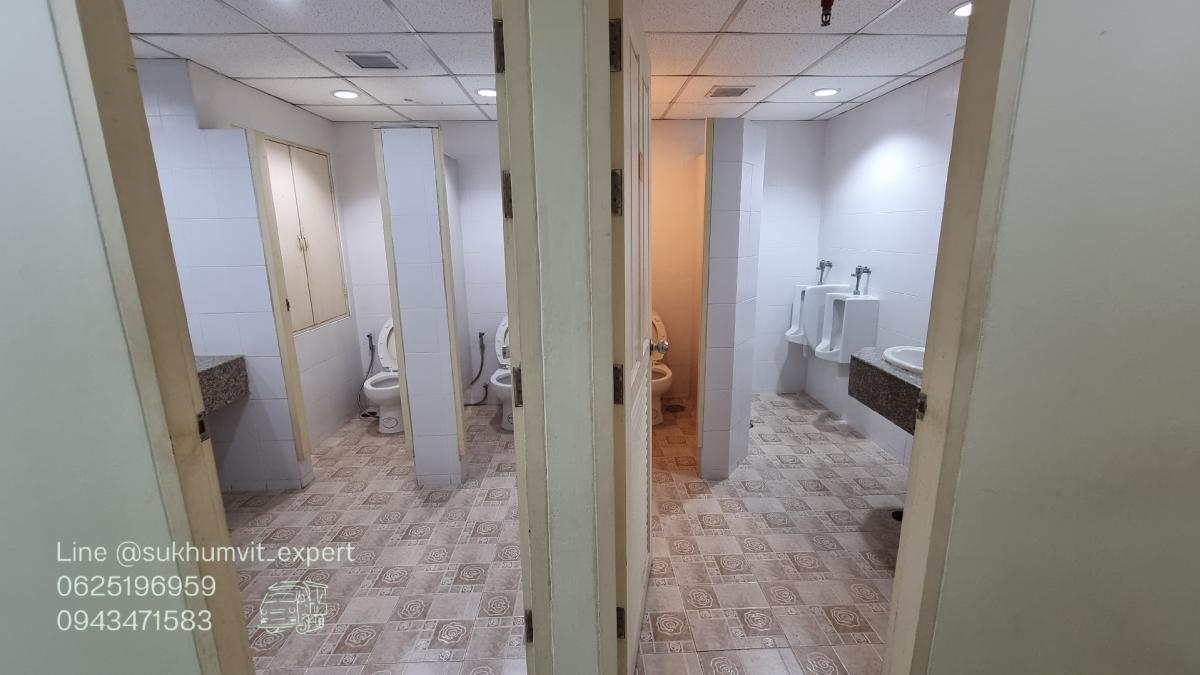 For RentOfficeSukhumvit, Asoke, Thonglor : Asoke office for rent, beautiful view, 261.31 square meters, rooms are already partitioned, 3 bathrooms, code k.film