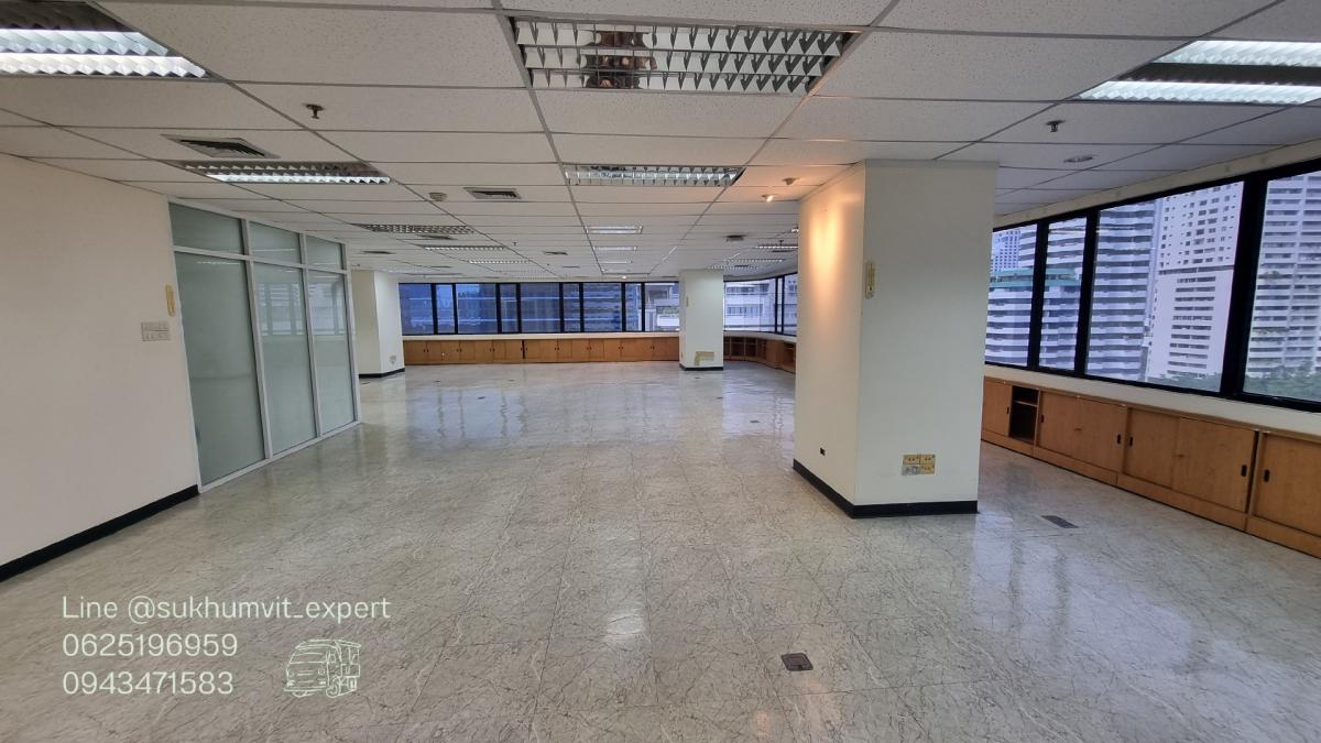 For RentOfficeSukhumvit, Asoke, Thonglor : Asoke office for rent, beautiful view, 261.31 square meters, rooms are already partitioned, 3 bathrooms, code k.film
