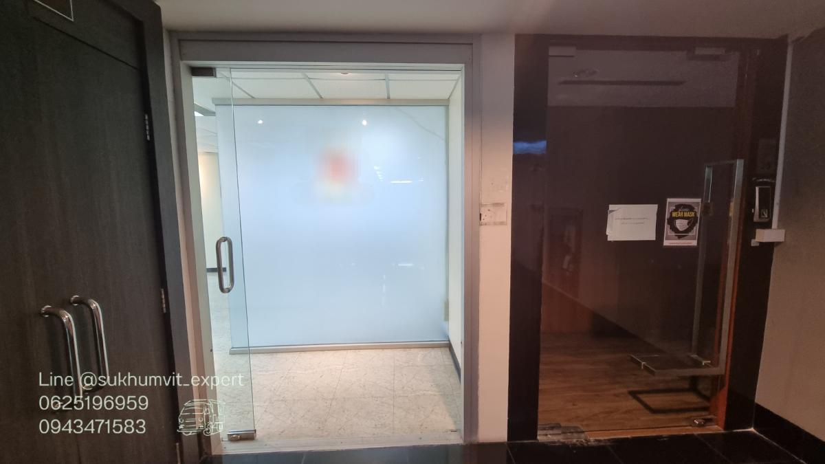 For RentOfficeSukhumvit, Asoke, Thonglor : Asoke office for rent, beautiful view, 261.31 square meters, rooms are already partitioned, 3 bathrooms, code k.film