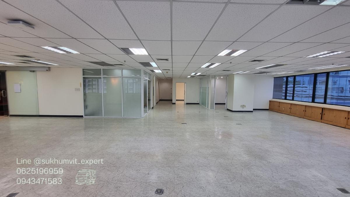 For RentOfficeSukhumvit, Asoke, Thonglor : Asoke office for rent, beautiful view, 261.31 square meters, rooms are already partitioned, 3 bathrooms, code k.film