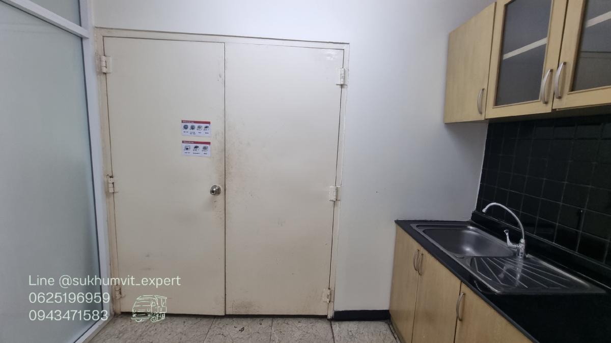 For RentOfficeSukhumvit, Asoke, Thonglor : Asoke office for rent, beautiful view, 261.31 square meters, rooms are already partitioned, 3 bathrooms, code k.film