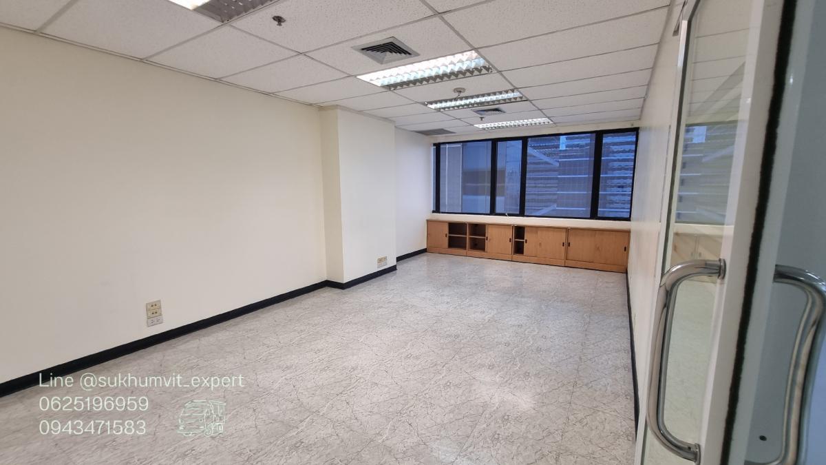 For RentOfficeSukhumvit, Asoke, Thonglor : Asoke office for rent, beautiful view, 261.31 square meters, rooms are already partitioned, 3 bathrooms, code k.film