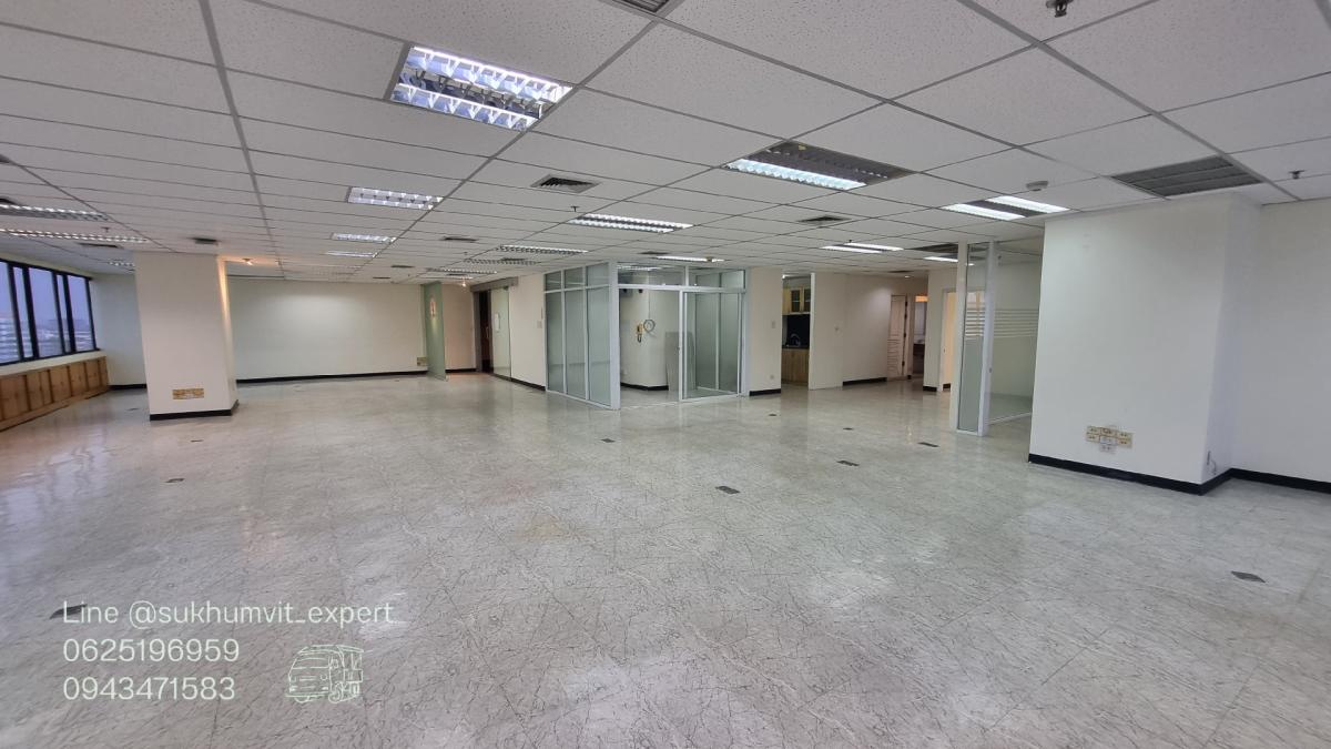 For RentOfficeSukhumvit, Asoke, Thonglor : Asoke office for rent, beautiful view, 261.31 square meters, rooms are already partitioned, 3 bathrooms, code k.film