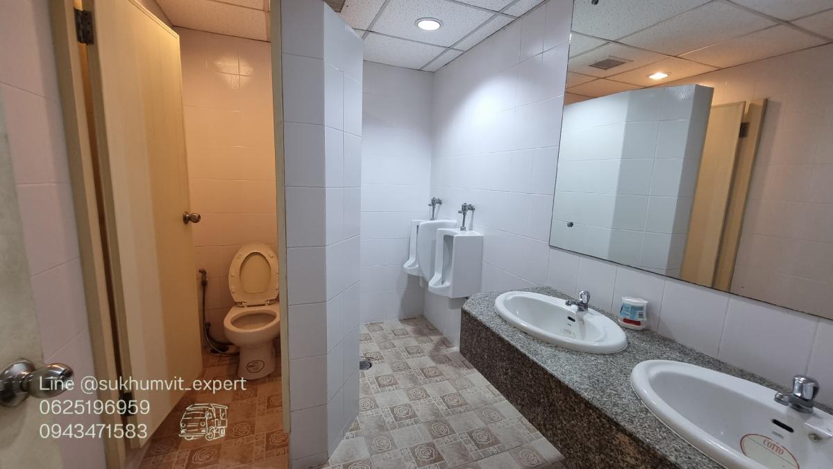 For RentOfficeSukhumvit, Asoke, Thonglor : Asoke office for rent, beautiful view, 261.31 square meters, rooms are already partitioned, 3 bathrooms, code k.film