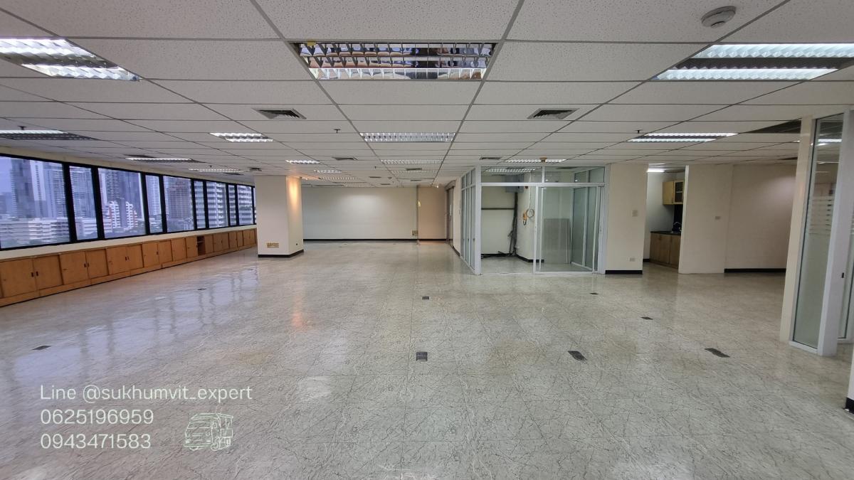 For RentOfficeSukhumvit, Asoke, Thonglor : Asoke office for rent, beautiful view, 261.31 square meters, rooms are already partitioned, 3 bathrooms, code k.film