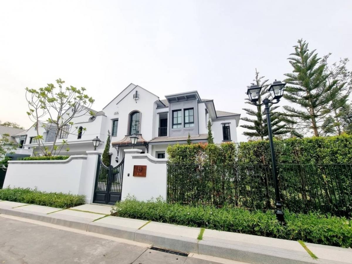 For SaleHousePattanakan, Srinakarin : 📢👇 Selling a luxury house at Nantawan Rama 9-New Krungthep Kreetha Village, convenient for traveling on many routes, 1 house facing north, 1 house facing south