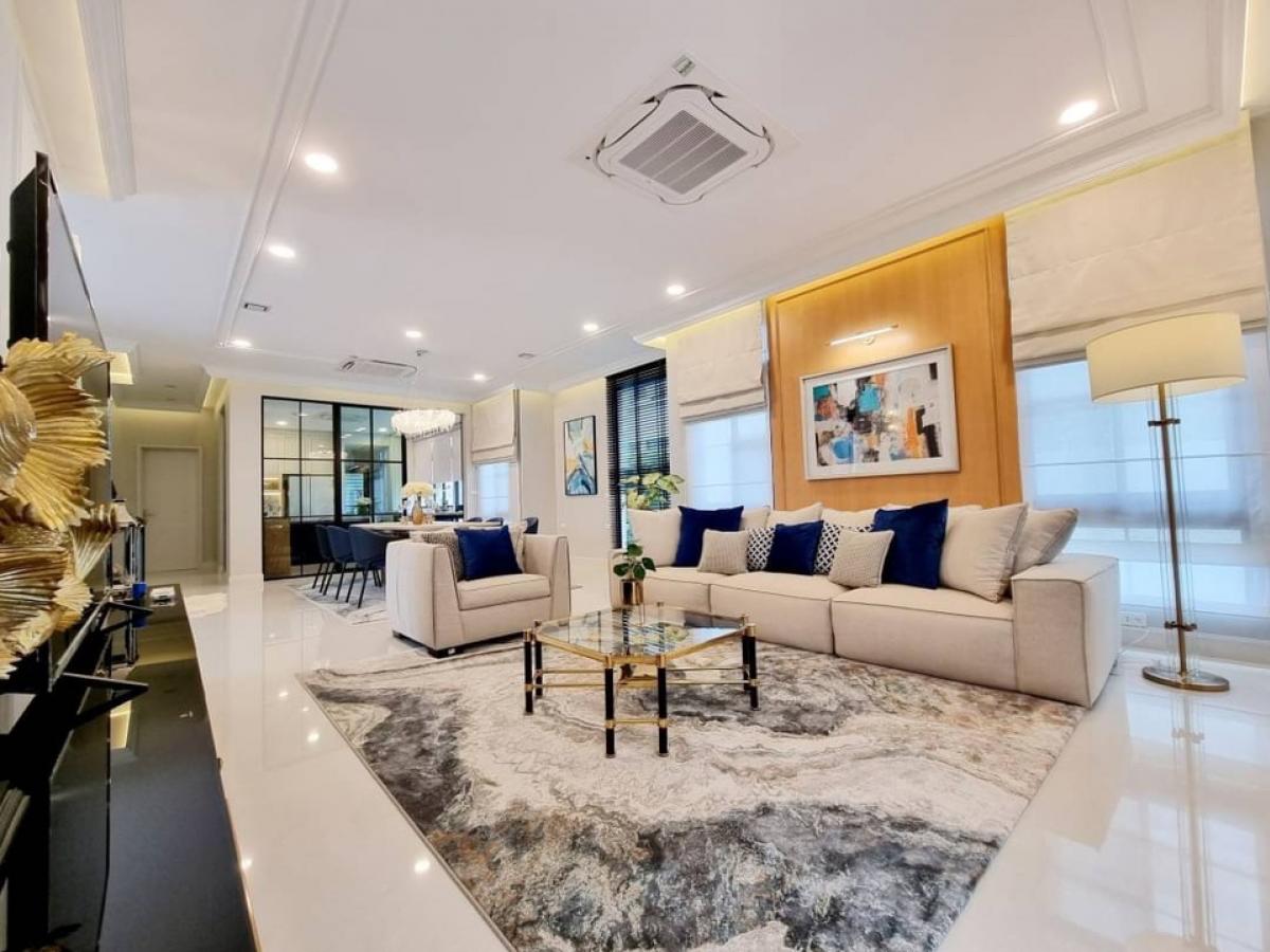 For SaleHousePattanakan, Srinakarin : 📢👇 Selling a luxury house at Nantawan Rama 9-New Krungthep Kreetha Village, convenient for traveling on many routes, 1 house facing north, 1 house facing south