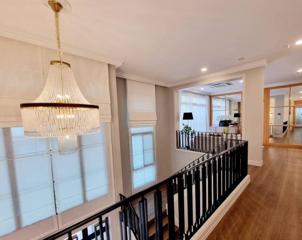 For SaleHousePattanakan, Srinakarin : 📢👇 Selling a luxury house at Nantawan Rama 9-New Krungthep Kreetha Village, convenient for traveling on many routes, 1 house facing north, 1 house facing south