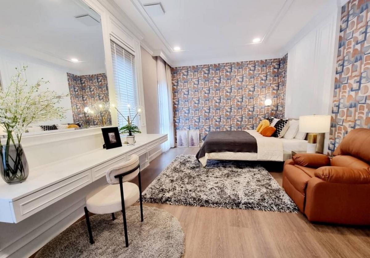 For SaleHousePattanakan, Srinakarin : 📢👇 Selling a luxury house at Nantawan Rama 9-New Krungthep Kreetha Village, convenient for traveling on many routes, 1 house facing north, 1 house facing south