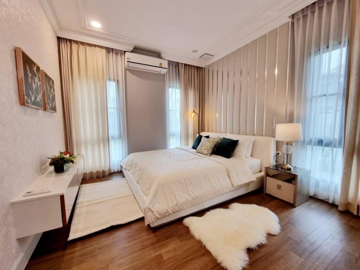 For SaleHousePattanakan, Srinakarin : 📢👇 Selling a luxury house at Nantawan Rama 9-New Krungthep Kreetha Village, convenient for traveling on many routes, 1 house facing north, 1 house facing south