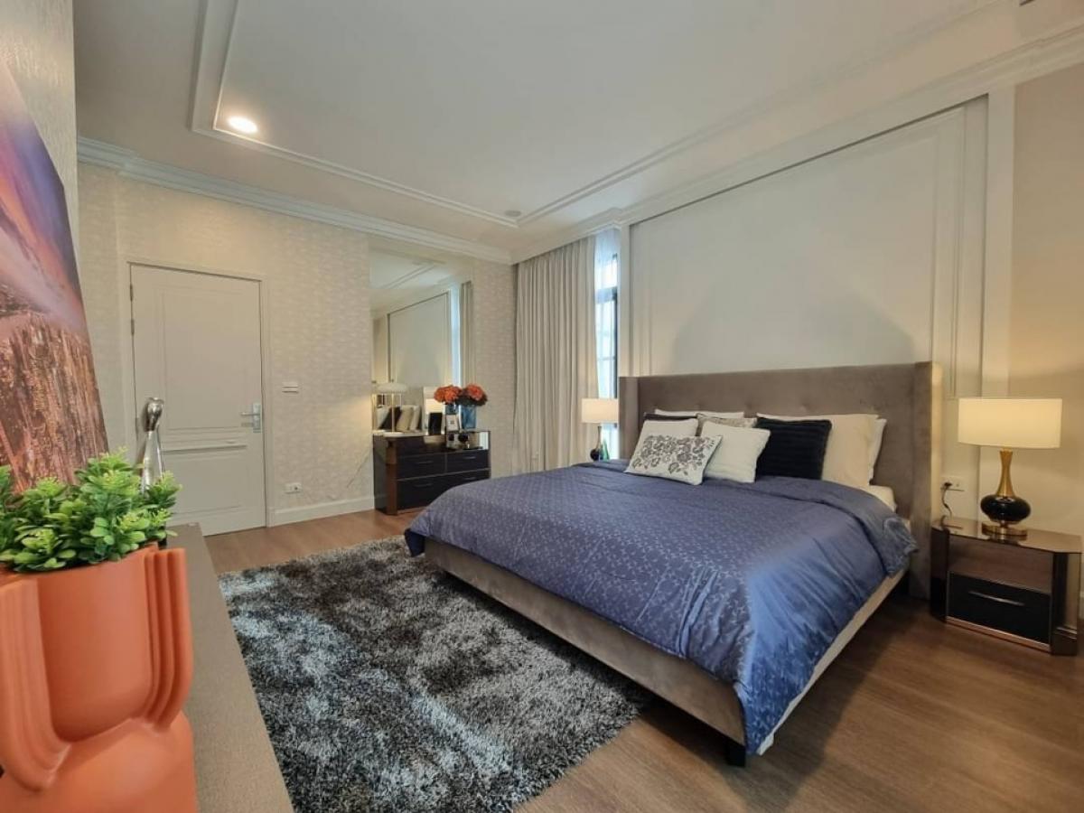 For SaleHousePattanakan, Srinakarin : 📢👇 Selling a luxury house at Nantawan Rama 9-New Krungthep Kreetha Village, convenient for traveling on many routes, 1 house facing north, 1 house facing south