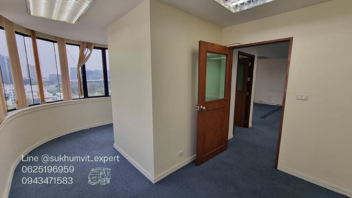For RentOfficeSukhumvit, Asoke, Thonglor : Asoke office for rent, beautiful view, 256.22 square meters, rooms are already partitioned, 3 bathrooms, code k.film