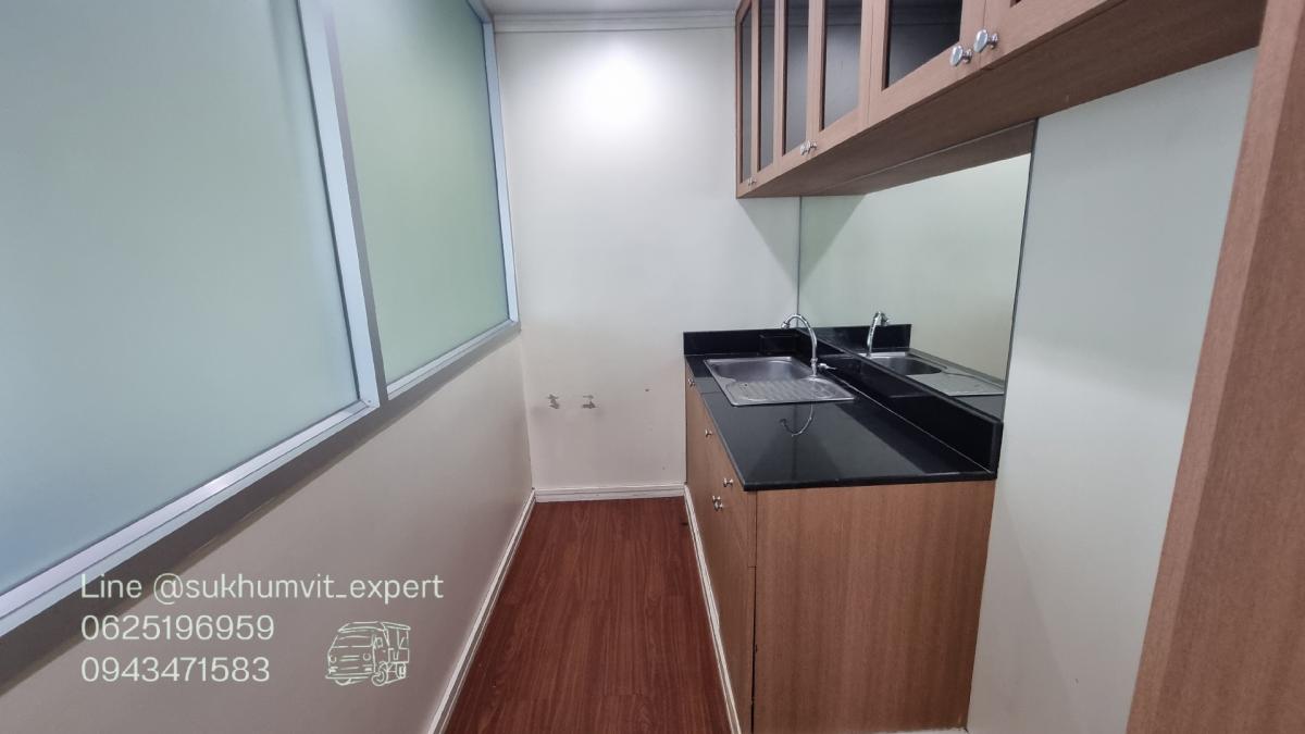 For RentOfficeSukhumvit, Asoke, Thonglor : Asoke office for rent, beautiful view, 256.22 square meters, rooms are already partitioned, 3 bathrooms, code k.film