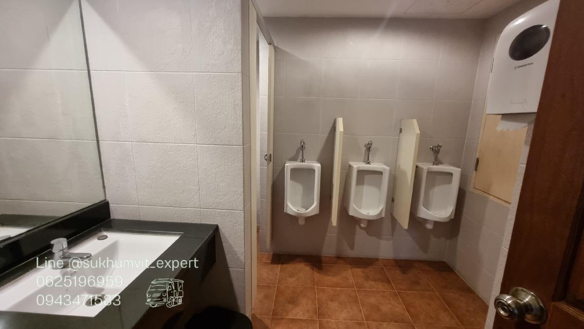 For RentOfficeSukhumvit, Asoke, Thonglor : Asoke office for rent, beautiful view, 256.22 square meters, rooms are already partitioned, 3 bathrooms, code k.film