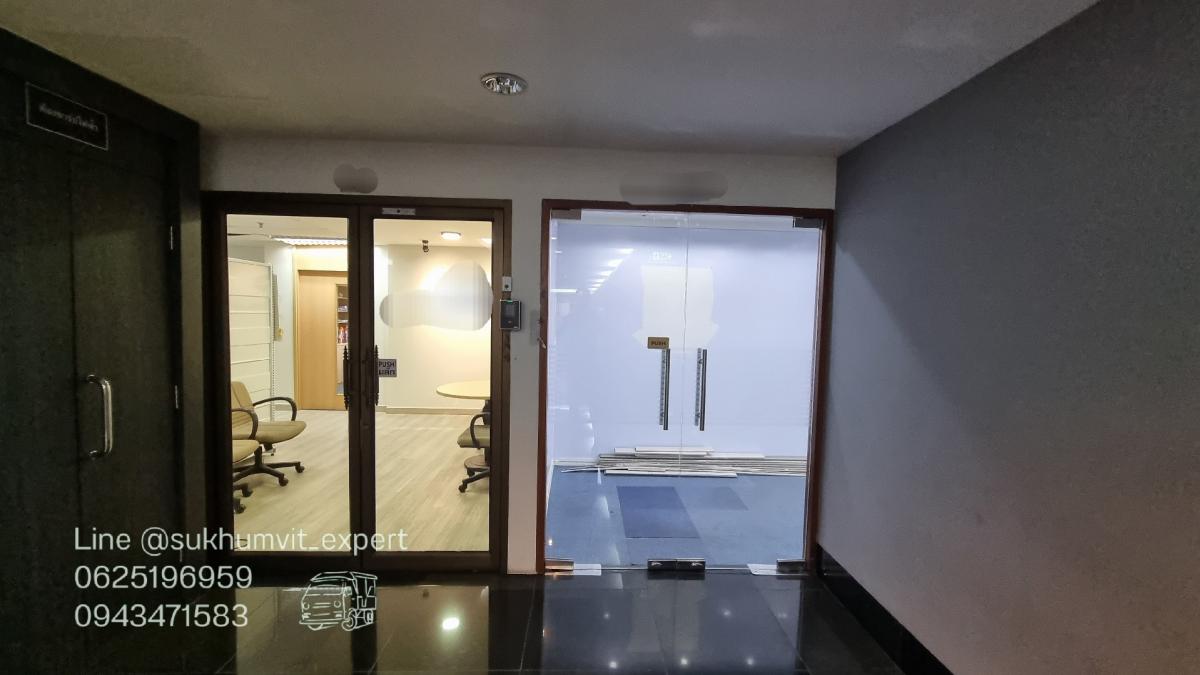For RentOfficeSukhumvit, Asoke, Thonglor : Asoke office for rent, beautiful view, 256.22 square meters, rooms are already partitioned, 3 bathrooms, code k.film