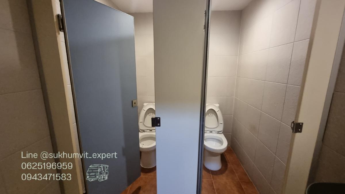 For RentOfficeSukhumvit, Asoke, Thonglor : Asoke office for rent, beautiful view, 256.22 square meters, rooms are already partitioned, 3 bathrooms, code k.film