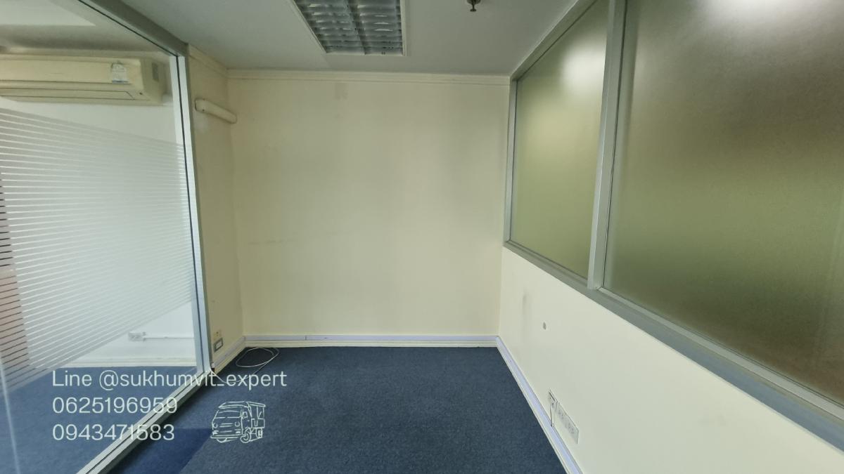 For RentOfficeSukhumvit, Asoke, Thonglor : Asoke office for rent, beautiful view, 256.22 square meters, rooms are already partitioned, 3 bathrooms, code k.film