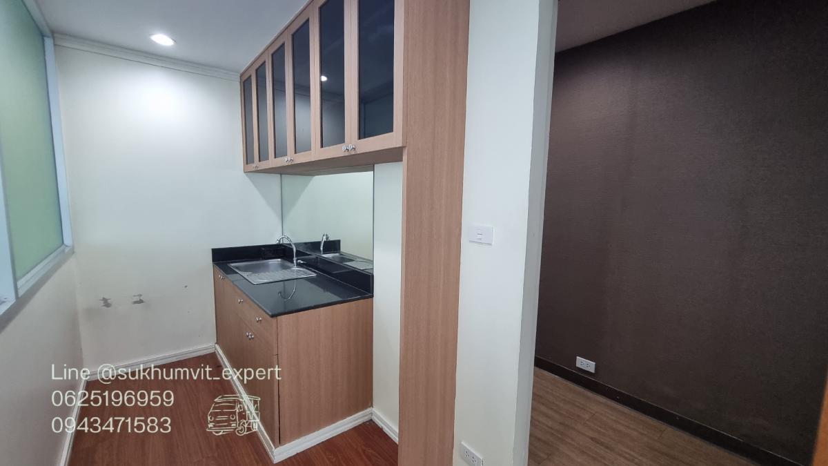 For RentOfficeSukhumvit, Asoke, Thonglor : Asoke office for rent, beautiful view, 256.22 square meters, rooms are already partitioned, 3 bathrooms, code k.film