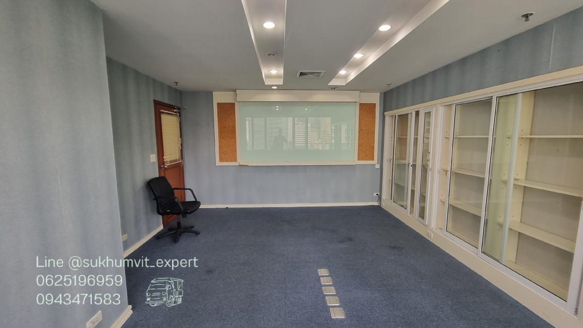 For RentOfficeSukhumvit, Asoke, Thonglor : Asoke office for rent, beautiful view, 256.22 square meters, rooms are already partitioned, 3 bathrooms, code k.film