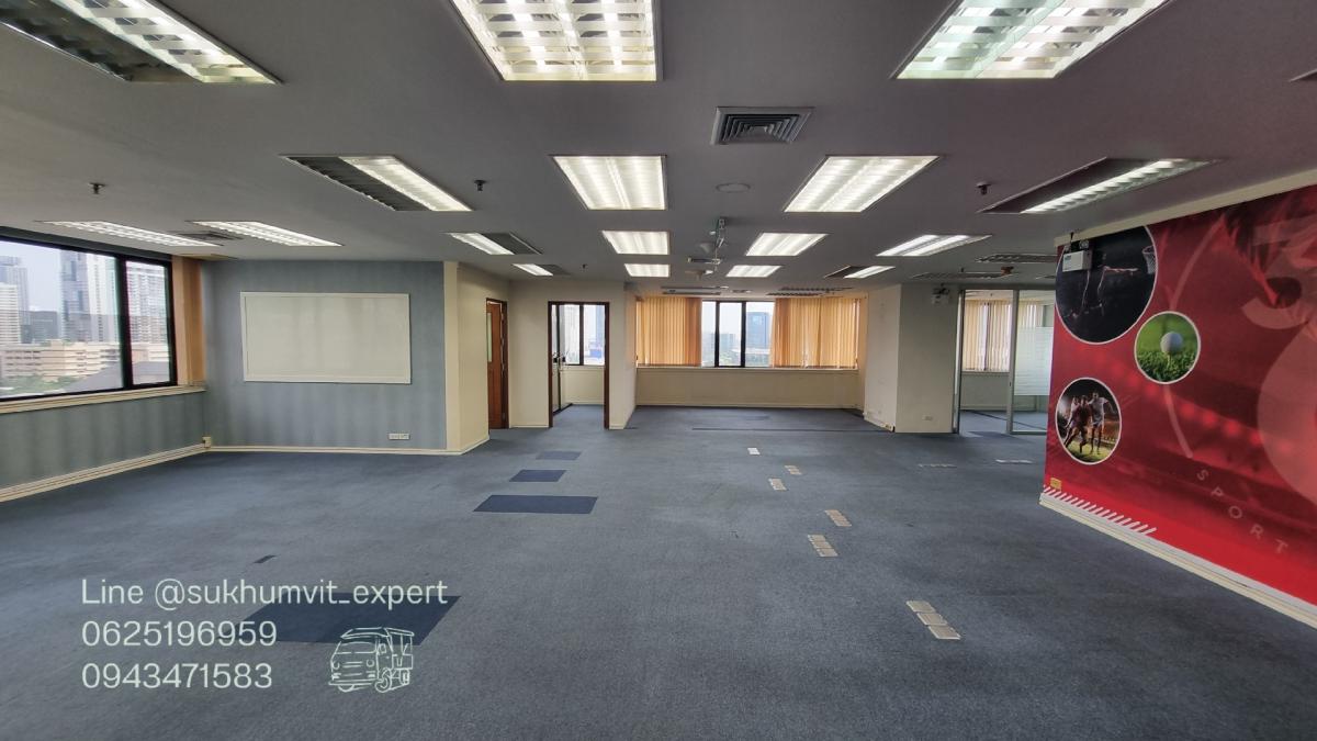 For RentOfficeSukhumvit, Asoke, Thonglor : Asoke office for rent, beautiful view, 256.22 square meters, rooms are already partitioned, 3 bathrooms, code k.film