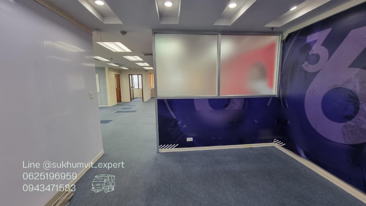For RentOfficeSukhumvit, Asoke, Thonglor : Asoke office for rent, beautiful view, 256.22 square meters, rooms are already partitioned, 3 bathrooms, code k.film