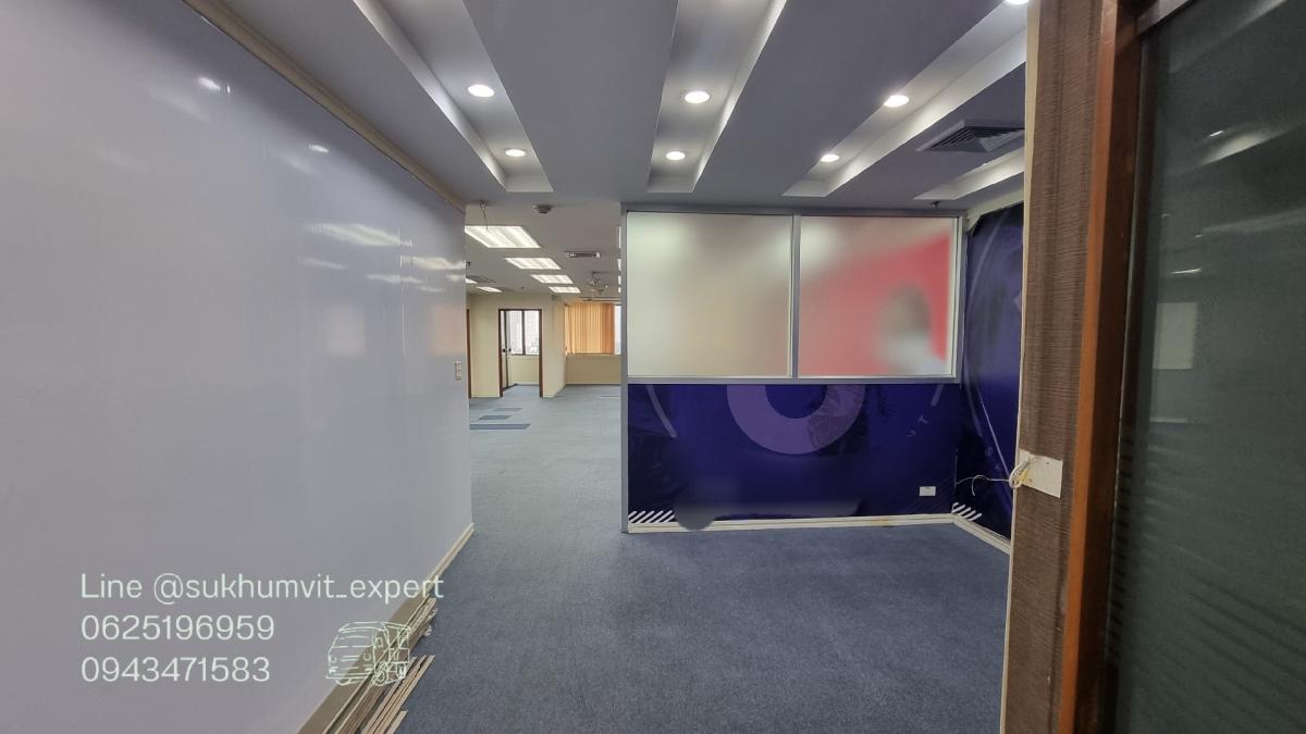 For RentOfficeSukhumvit, Asoke, Thonglor : Asoke office for rent, beautiful view, 256.22 square meters, rooms are already partitioned, 3 bathrooms, code k.film