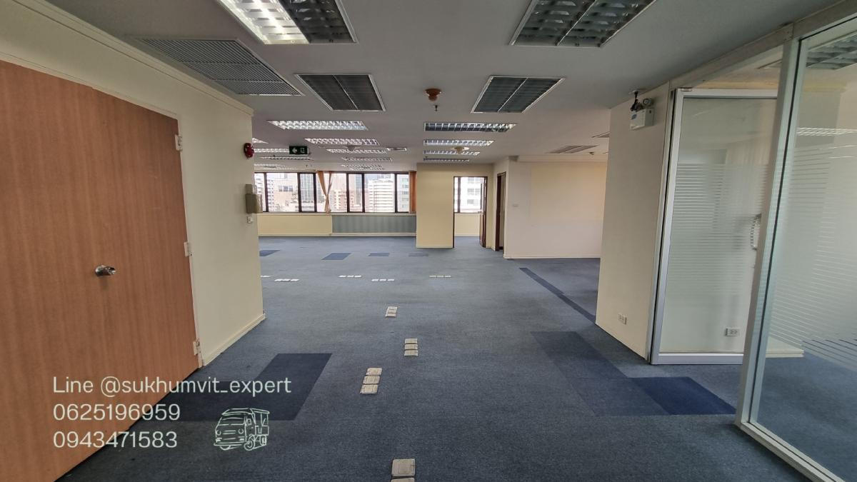 For RentOfficeSukhumvit, Asoke, Thonglor : Asoke office for rent, beautiful view, 256.22 square meters, rooms are already partitioned, 3 bathrooms, code k.film