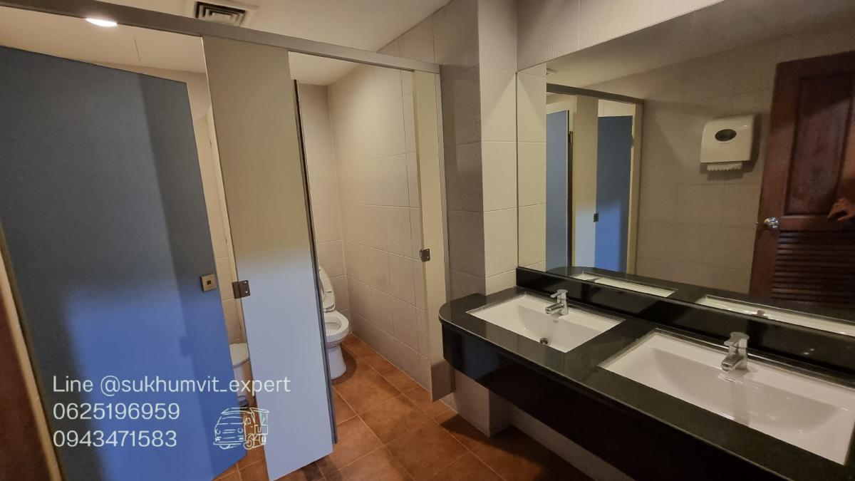 For RentOfficeSukhumvit, Asoke, Thonglor : Asoke office for rent, beautiful view, 256.22 square meters, rooms are already partitioned, 3 bathrooms, code k.film