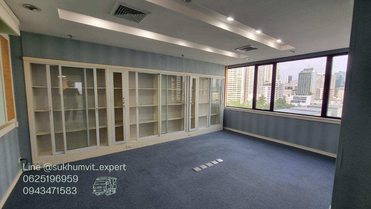 For RentOfficeSukhumvit, Asoke, Thonglor : Asoke office for rent, beautiful view, 256.22 square meters, rooms are already partitioned, 3 bathrooms, code k.film