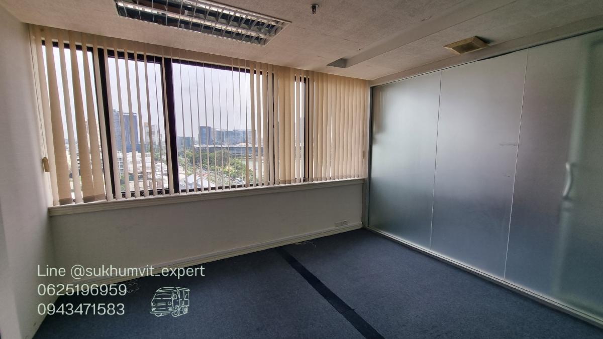 For RentOfficeSukhumvit, Asoke, Thonglor : Asoke office for rent, beautiful view, 256.22 square meters, rooms are already partitioned, 3 bathrooms, code k.film