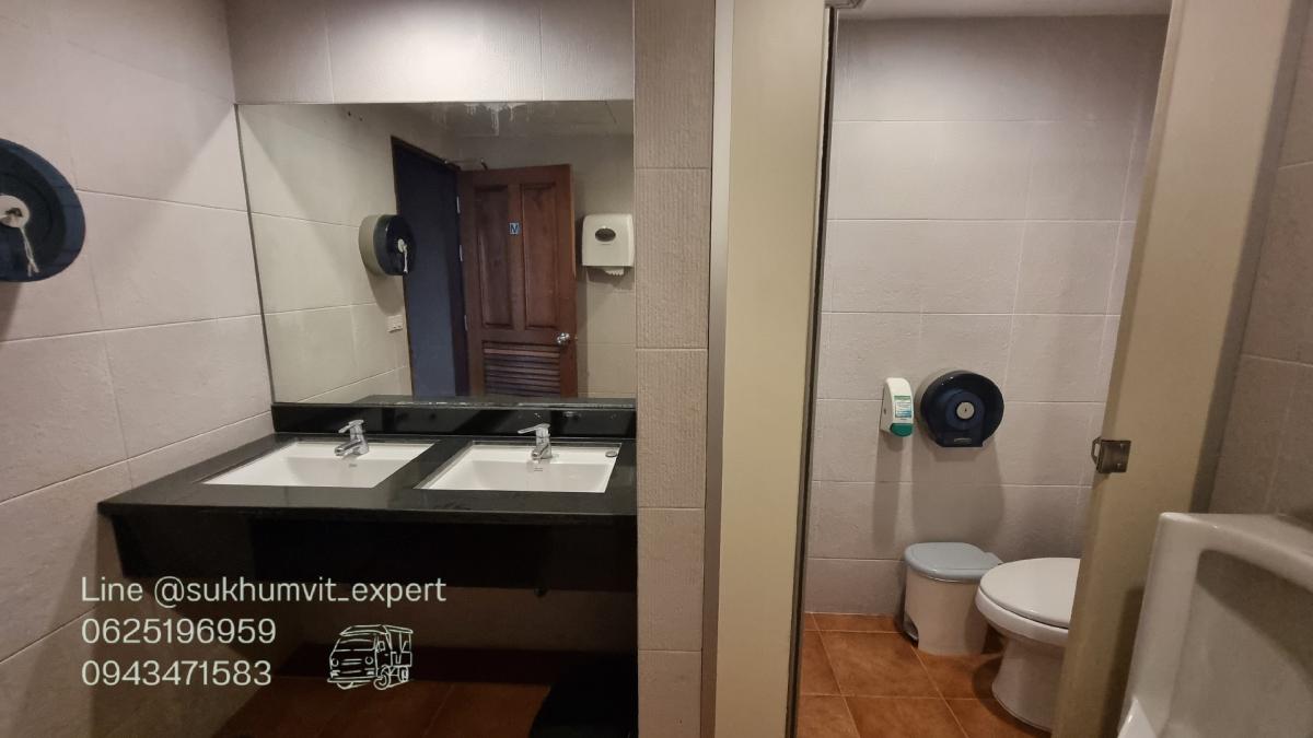 For RentOfficeSukhumvit, Asoke, Thonglor : Asoke office for rent, beautiful view, 256.22 square meters, rooms are already partitioned, 3 bathrooms, code k.film