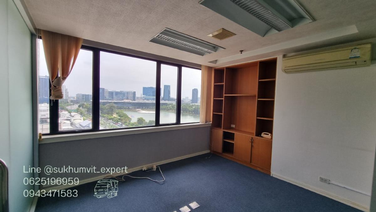 For RentOfficeSukhumvit, Asoke, Thonglor : Asoke office for rent, beautiful view, 256.22 square meters, rooms are already partitioned, 3 bathrooms, code k.film