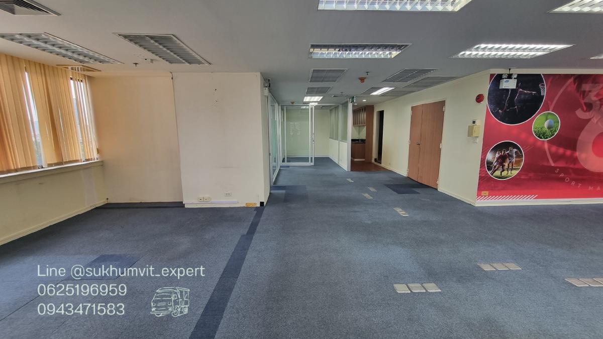 For RentOfficeSukhumvit, Asoke, Thonglor : Asoke office for rent, beautiful view, 256.22 square meters, rooms are already partitioned, 3 bathrooms, code k.film