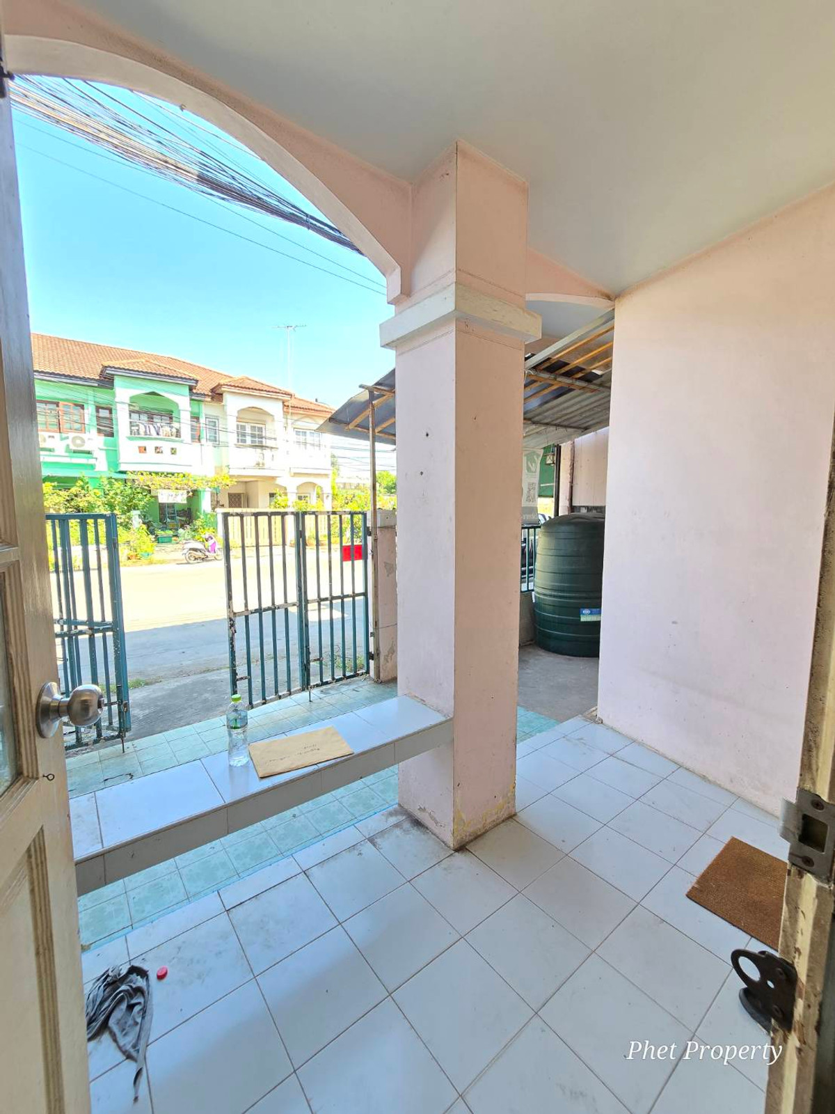 ให้เช่าทาวน์โฮมนนทบุรี บางใหญ่ บางบัวทอง : ให้เช่าทาวน์เฮ้าส์2ชั้น  อยู่ด้านหน้าหมู่บ้าน ศิริวรรณ-ชวนชม บางบัวทอง