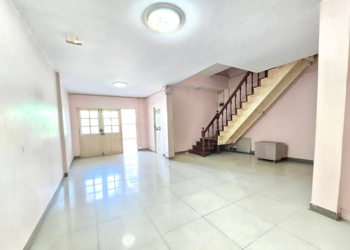 ให้เช่าทาวน์โฮมนนทบุรี บางใหญ่ บางบัวทอง : ให้เช่าทาวน์เฮ้าส์2ชั้น  อยู่ด้านหน้าหมู่บ้าน ศิริวรรณ-ชวนชม บางบัวทอง